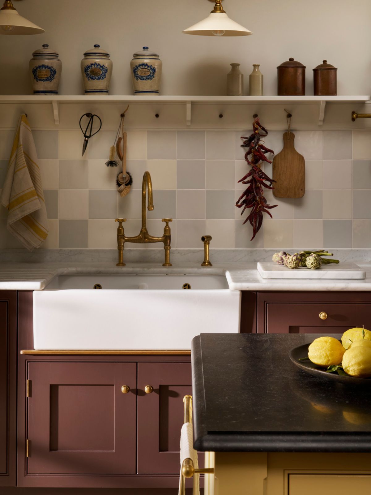 Belfast kitchen sink with open shelving above